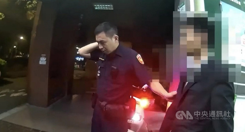 台北市27歲葉男與75歲陳翁近日因搭公車互相碰撞起口角，雙方下車後又在街頭爆發肢體衝突，警方獲報處理，兩人互告傷害，葉男（右）做完筆錄後潛伏附近路口，再度出手攻擊陳翁，遭警逮捕送辦。（翻攝照片）中央社記者黃麗芸傳真　114年7月30日   