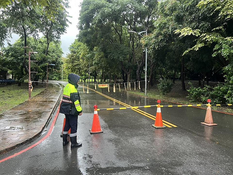 寶廍路景觀公園涵洞道路雙向出現淹水狀況。 圖:民眾提供