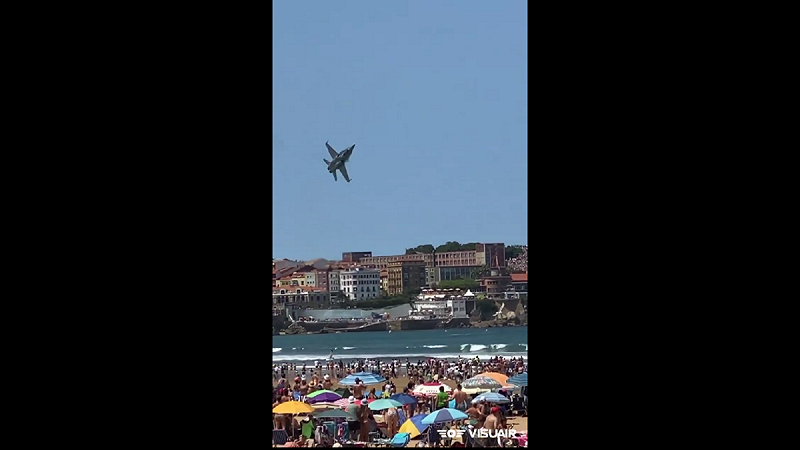 一架參與「希洪航空節」(Gijón Air Festival)表演的 EF-18「大黃蜂」戰鬥機,突然以近乎垂直的姿態俯衝至人潮密集的沙灘上空,僅數公尺之遙急速翻滾並噴出黑煙,最後一刻急拉機頭、驚險脫離。 圖:翻攝自影片