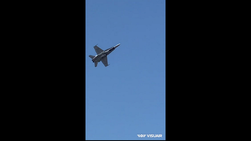 EF-18「大黃蜂」戰鬥機,突然以近乎垂直的姿態俯衝至人潮密集的沙灘上空,僅數公尺之遙急速翻滾並噴出黑煙,最後一刻急拉機頭、驚險脫離。 圖:翻攝自影片