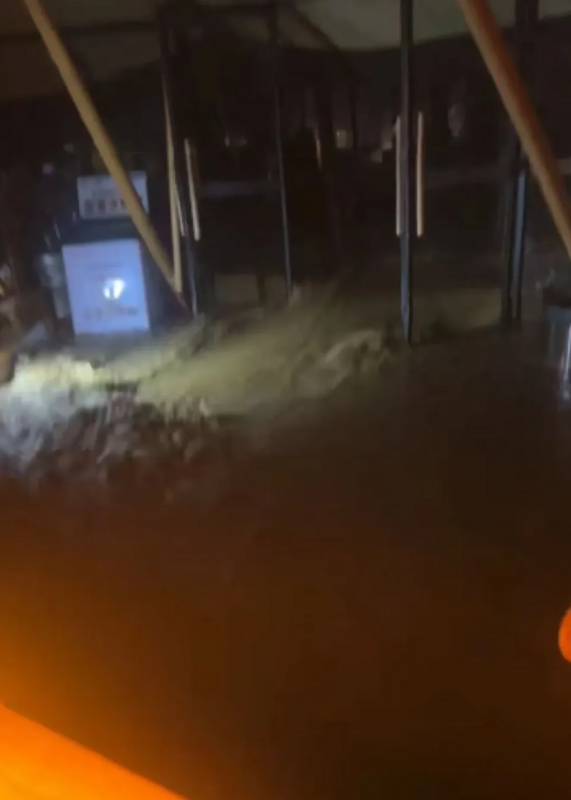 7 月 27 日至 28 日間,河北承德興隆縣遭遇暴雨侵襲,局部降雨量高達 293 毫米,當地多處通訊與電力中斷。 圖:翻攝自騰訊網 7 月 27 日至 28 日間,河北承德興隆縣遭遇暴雨侵襲,局部降雨量高達 293 毫米,當地多處通訊與電力中斷。 圖:翻攝自騰訊網