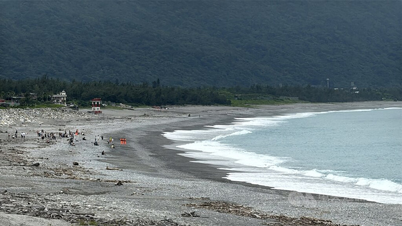 受俄羅斯遠東外海地震影響，中央氣象署地震測報中心30日發布海嘯警報。圖為下午1時19分花蓮七星潭風景區浪況。中央社記者張祈攝　114年7月30日   