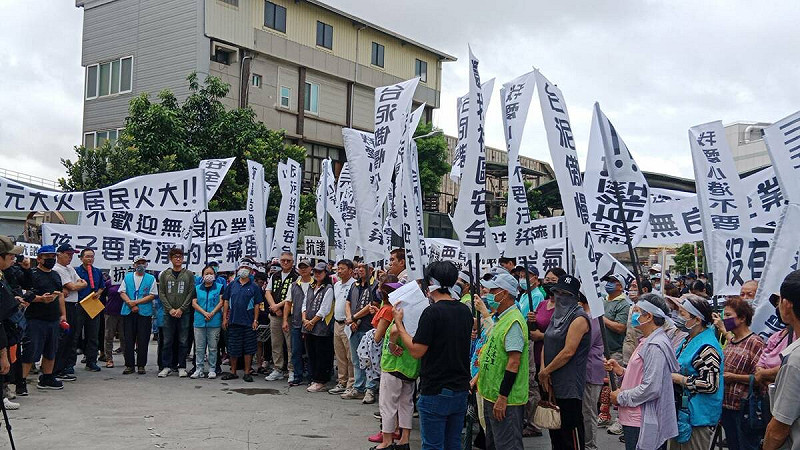 台泥集團旗下三元能源科技高雄電池廠大火，事發至今半個月，附近居民集結抗議要求遷廠。   圖：孫家銘攝