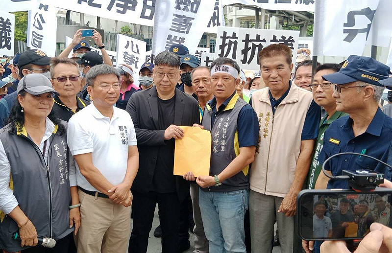 三元公司總經理薛人禎(前排左三)出面接下抗議書。 圖:孫家銘攝