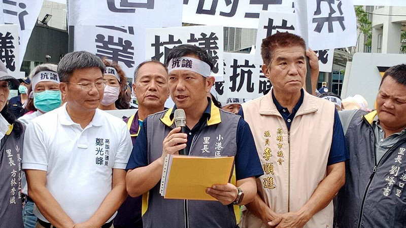 小港里里長洪世春(左二)據理力爭,控訴三元能源傲慢、敷衍居民。 圖:孫家銘攝