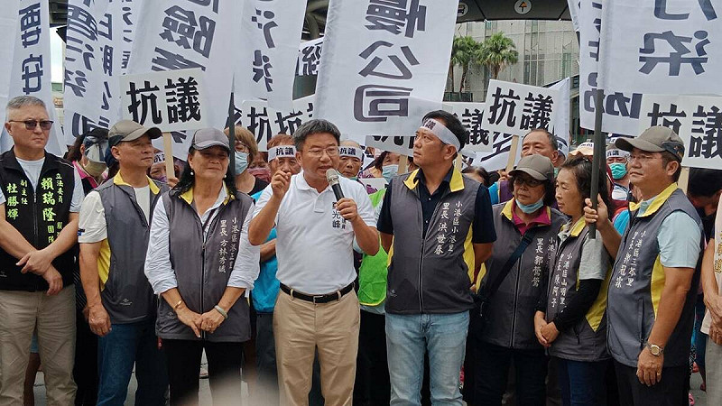 市議員鄭光峰(左四)到場聲援小港里居民。 圖:孫家銘攝