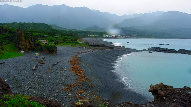受到俄羅斯強震的影響，氣象署發布對全台沿海發布海嘯警報，海嘯13時18分是從東部先到。   圖：翻攝自三仙台風景區即時影像