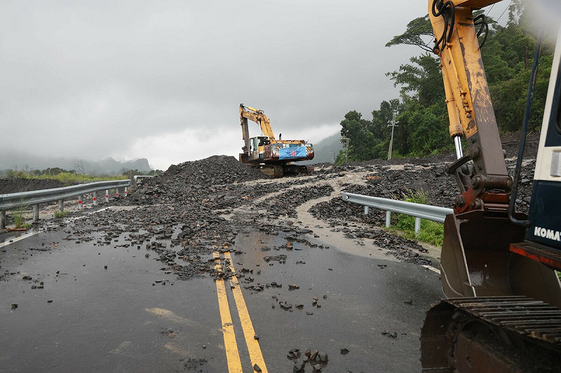 六津橋高133線0K+500處道路進行搶通。   圖：高雄市政府/提供
