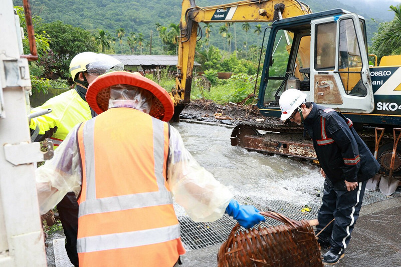 陳其邁(右)冒向道路搶修人員鞠躬感謝。   圖：高雄市政府/提供