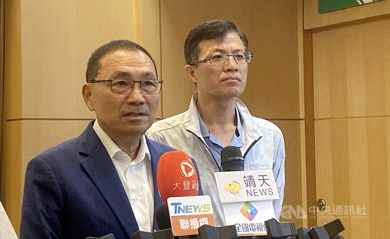 新北市長侯友宜（左）30日主持市政會議後接受聯訪，對於即將接任的警局長方仰寧，期許在犯罪預防、犯罪偵查及照顧員警福利上，持續為新北市治安打拚。   圖：中央社提供