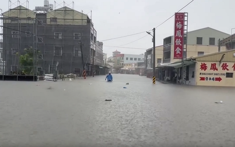 7月28日豪雨造成台南後壁菁寮地區出現嚴重淹水情況,水深直達腰部。 圖:民眾提供