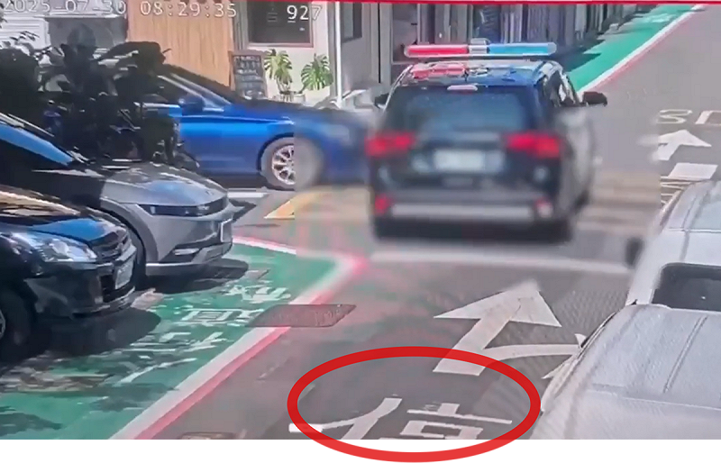 警車行駛的道路上有「停」字標示，必須完全停下確認安全才能通過。   圖：警方提供