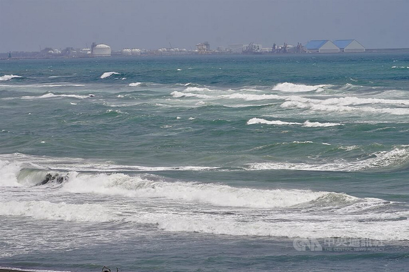 受俄羅斯遠東外海地震影響，氣象署30日針對沿海縣市發布海嘯警報。高雄旗津海水浴場下午尚未觀察到明顯巨浪，海浪與平日差異不大。中央社記者董俊志攝　114年7月30日   