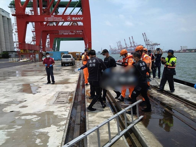 高雄港70號碼頭29日晚上有一部車輛落海，港務消防大隊高雄港隊及高雄港務警察總隊動員搜救，30日尋獲一名男子、明顯死亡，意外原因待釐清。（港務消防大隊高雄港隊提供）中央社記者張已亷傳真  114年7月30日   