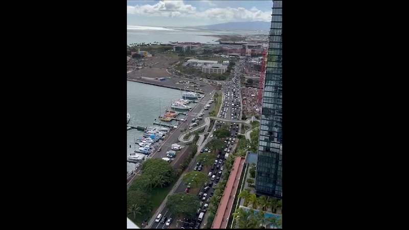 夏威夷毛伊島出現大規模交通壅塞,民眾爭相逃離沿海區,檀香山海灘也已清空,瓦胡島內陸地區湧入大量避難人潮。美國海岸防衛隊已下令港內船隻緊急駛離。 圖:翻攝自影片 夏威夷毛伊島出現大規模交通壅塞,民眾爭相逃離沿海區,檀香山海灘也已清空,瓦胡島內陸地區湧入大量避難人潮。美國海岸防衛隊已下令港內船隻緊急駛離。 圖:翻攝自影片
