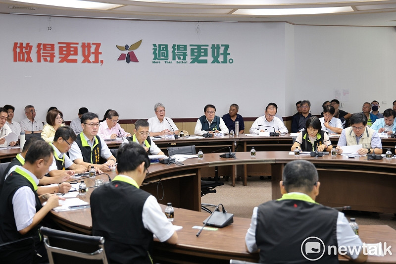 行政院成立「雲嘉南災後復原前進指揮所」，行政院政務委員陳金德擔任指揮官，顧問李孟諺擔任副指揮官，與台南市政府，以及雲林、嘉義地方政府代表，商討災區大規模民宅修繕工作的因應策略。   圖：台南市政府提供