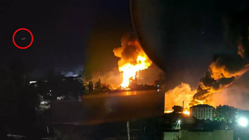烏克蘭無人機在連續三天的深夜行動中,鎖定俄軍運輸列車、油罐車及關鍵變電站,導致多列軍列起火、客運列車延誤、鐵路系統癱瘓。 圖:翻攝自X帳號@NOELreports