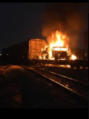 一輛載有軍事裝備的俄羅斯火車也在薩爾斯克火車站遭到無人機攻擊。 圖:翻攝自X帳號@NOELreports 一輛載有軍事裝備的俄羅斯火車也在薩爾斯克火車站遭到無人機攻擊。 圖:翻攝自X帳號@NOELreports