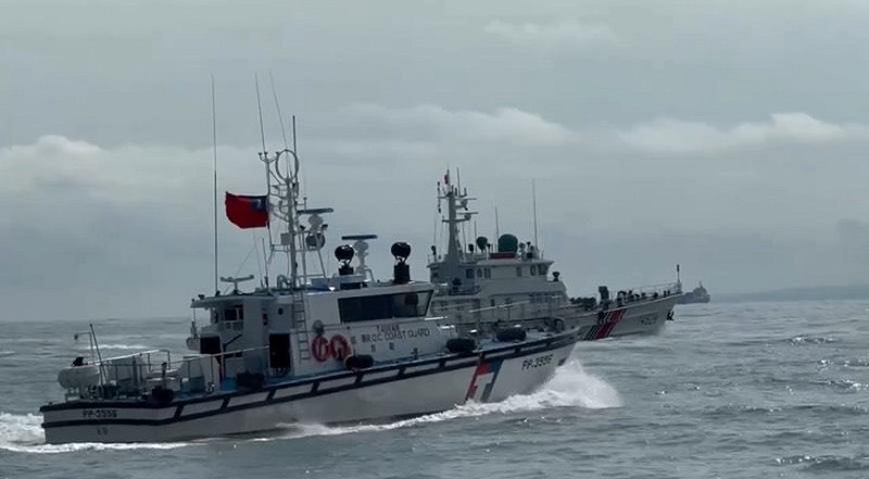 中國海警船連2日騷擾金門水域，海巡署巡防艇併航監控驅離。   圖：海巡署提供