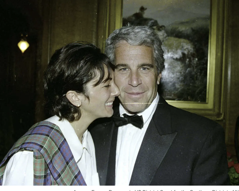 英國社交名流格希萊恩·麥克斯威爾(Ghislaine Maxwell)(左)表示願意出庭作證艾普斯坦案件,但提出豁免權作為交換條件。 圖:翻攝自 X @AnnCoulter