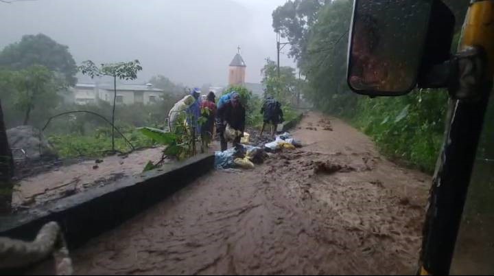 高雄山區道路成泥河，車輛難以通行。   圖：孫家銘翻攝