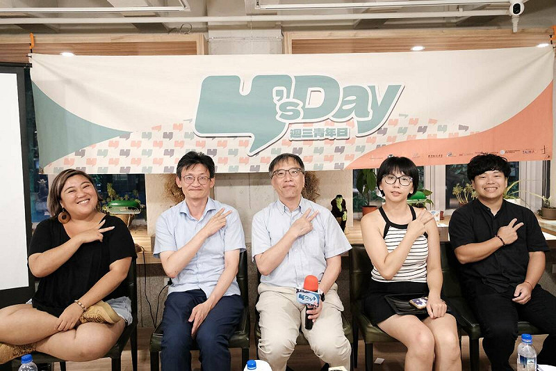 Y’s Day「週三青年日」30日晚上舉辦第116場「大罷免的意義與展望：公民行動的下一步」。舞台上由左至右為Savungaz Valincinan、林宗弘、陳俐甫、黃湘仙、胡瀚雯。   圖：Y’s Day「週三青年日」提供