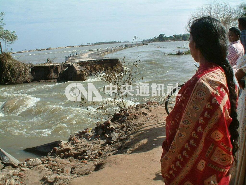 南亞大海嘯造成斯里蘭卡嚴重傷亡，2005年1月2日卡魯萬奇地區居民望著被海嘯沖斷的橋梁。（中央社檔案照片）   圖：中央社提供