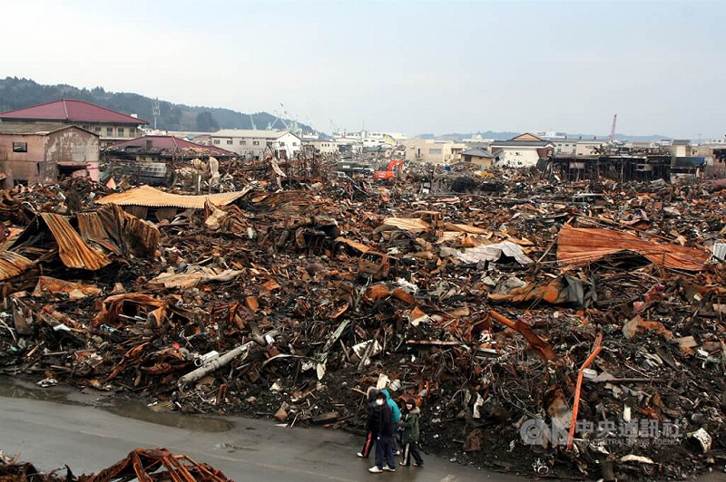 日本311大地震當天宮城縣氣仙沼市發生火災，災後近3週仍一片狼藉。（中央社檔案照片）   圖：中央社提供