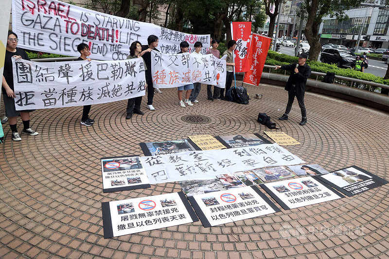 台大勞工社等學生團體30日下午到以色列駐台辦事處外抗議,以行動聲援巴勒斯坦,眾人拉開布條向外交部發聲,呼籲外交部「勿當種族滅絕共犯」,表達立場訴求。中央社記者郭日曉攝 114年7月30日
