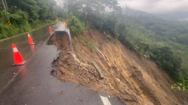 桃源區草水檢查哨附近道路路基遭雨水淘空坍方，疑似造成一家五口駕車墜谷。   圖：高雄市消防局/提供