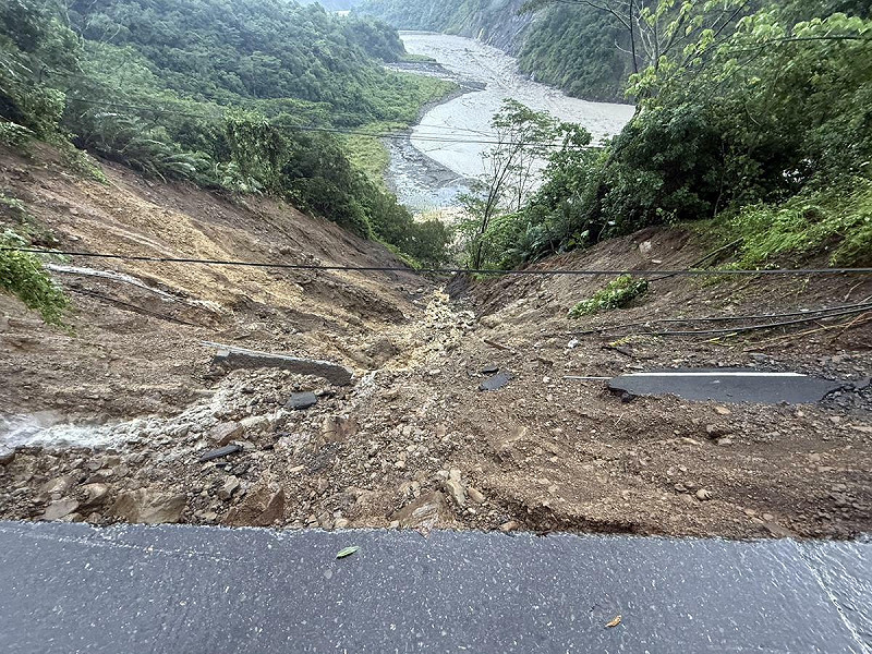 桃源區草水檢查哨附近道路路基遭雨水淘空坍方,消防局搜救據傳墜谷的人車。 圖:高雄市消防局/提供