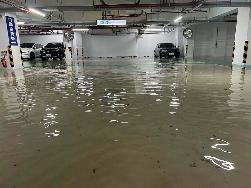 台中市雨勢不斷,陸續傳出淹水災情,社區地下停車場也躲不過。 圖:翻攝自臉書