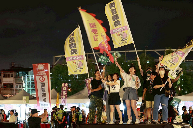 罷團「一罷擊臣」表示，江啟臣過去主張還稅於民、照顧人民，請江啟臣回應，支不支持台中市府將從人民身上超徵來的辛苦錢，還給人民？   圖：取自「一罷擊臣 - 罷免江啟臣」（資料照）