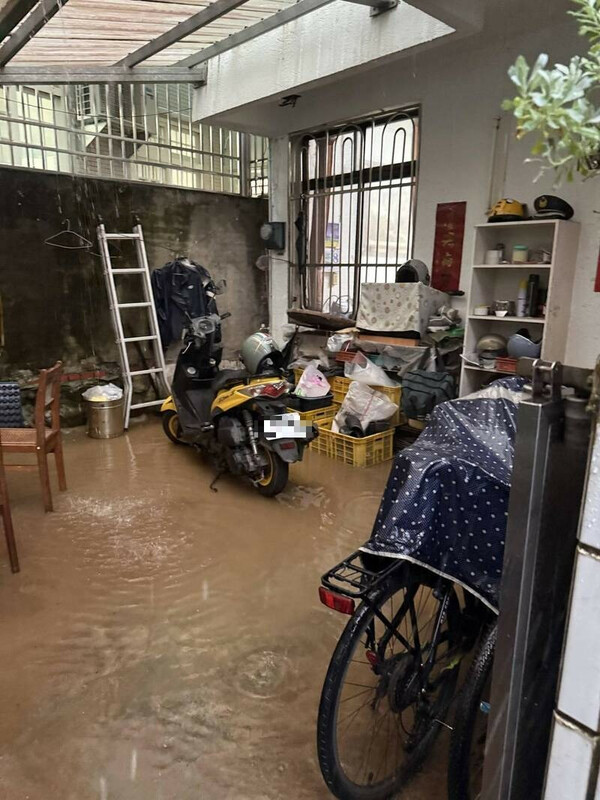 東勢福成街受山洪影響,民宅淹水。 圖:東勢區公所提供