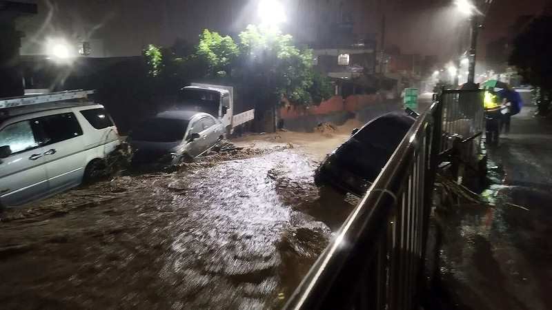 彰化縣大雨不斷，彰化市香山里有車輛被洪水沖進排水溝卡在涵洞。（民眾提供）中央社記者吳哲豪傳真　114年7月31日   