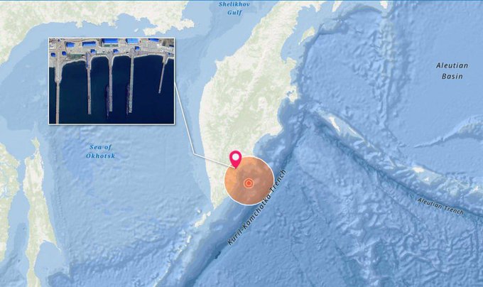 除了導致火山噴發外,俄羅斯海軍太平洋艦隊的核潛艦基地也受到地震影響,甚至有網友推論該基地的碼頭可能早已被海水吞噬。 圖:翻攝自 @NOELreports X 帳號