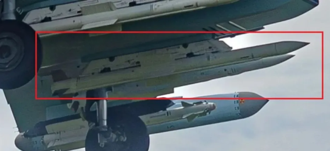 R-77M 是 R-77(產品-170)的深度升級型,俄方聲稱其採用先進的雙脈衝固體火箭發動機與主動相控陣雷達導引頭(AESA),並具備數據鏈中繼修正能力。 圖:翻攝自騰訊網 R-77M 是 R-77(產品-170)的深度升級型,俄方聲稱其採用先進的雙脈衝固體火箭發動機與主動相控陣雷達導引頭(AESA),並具備數據鏈中繼修正能力。 圖:翻攝自騰訊網