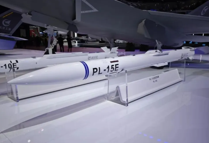 值得注意的是,R-77M 在技術與外型上與中國的霹靂-15 飛彈高度相似,因此有「俄靂-15」之稱。 圖:翻攝自騰訊網