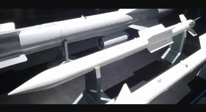 R-77M 仍為全球僅有的四款採用 AESA 雷達與雙脈衝推進技術的現役中距空對空飛彈之一。 圖:翻攝自騰訊網 R-77M 仍為全球僅有的四款採用 AESA 雷達與雙脈衝推進技術的現役中距空對空飛彈之一。 圖:翻攝自騰訊網