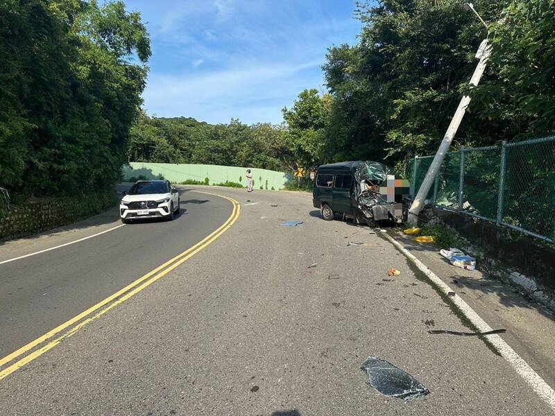 遭預拌混凝土車對撞，廂型車向前撞擊電線桿，林姓駕駛送醫後宣告不治。   圖：警方提供