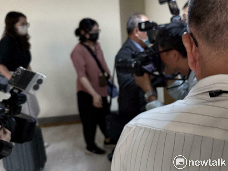 檢調人員稍早從副議長葉林傳辦公室走出，帶了一行李箱資料。   圖：周煊惠 / 攝