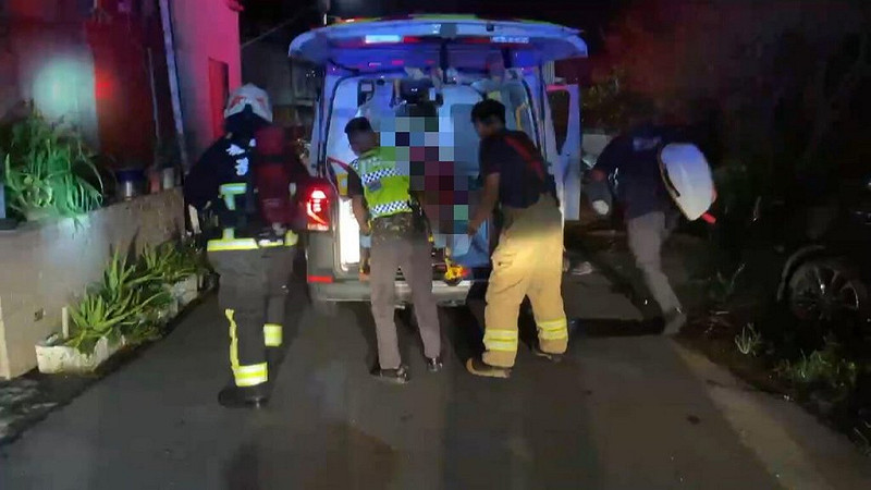 嘉義縣鹿草鄉三角村31日凌晨發生住宅火警，黃姓屋主及妻子逃離火場，但37歲女兒受困2樓，消防人員趕抵將人救出，送醫搶救仍不治。（嘉義縣消防局提供）中央社記者蔡智明傳真  114年7月31日   