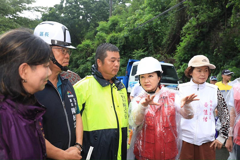 太平區黃竹里竹村路因豪雨崩塌,盧秀燕到場勘災。 圖:台中市政府/提供