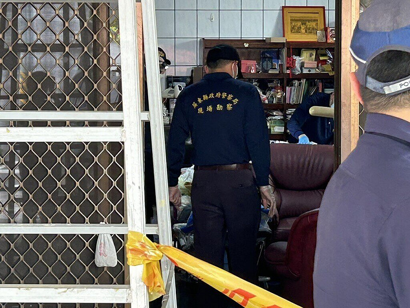 屏東縣一處民宅25日上午發生命案，薛姓男子持刀殺妻後自戕。圖為警方25日封鎖現場並蒐證。（屏東縣政府警察局屏東分局提供）   