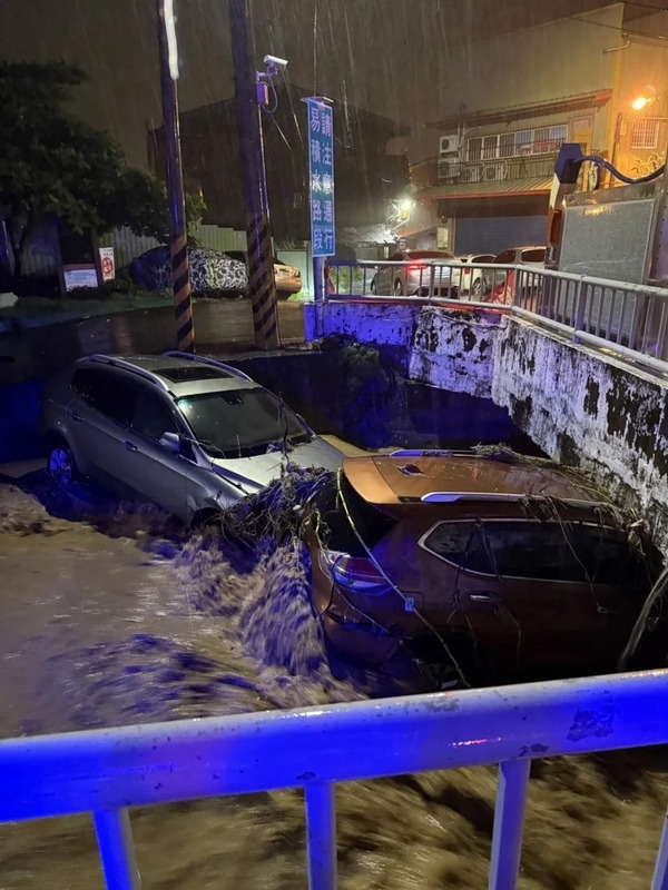 彰化市香山里排水溝水流暴漲，導致停放附近車輛被沖進水溝。   圖：警方提供