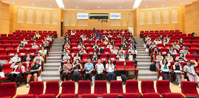 「重要傳統表演藝術國小教師研習營」開幕式大合照。   圖：文化部文化資產局提供