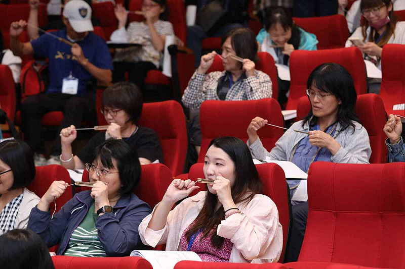 南投縣信義鄉布農文化協會帶領參與學員吹奏口簧琴。   圖：文化部文化資產局提供