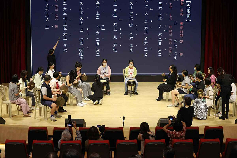 苗栗陳家班北管八音團帶領參與學員合奏客家八音。   圖：文化部文化資產局提供