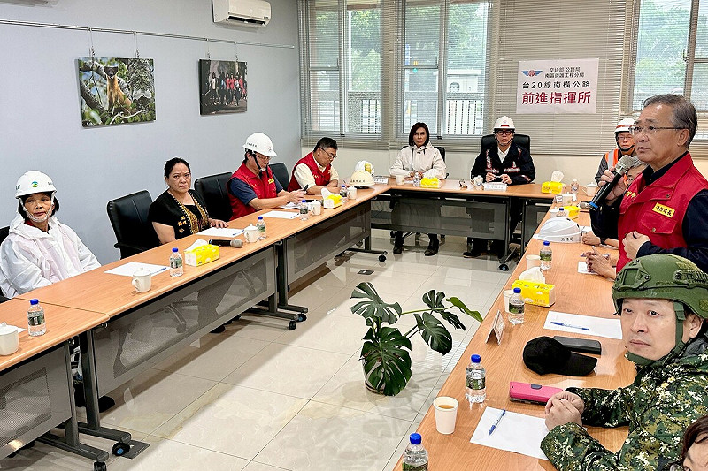 陳其邁(中右)坐鎮六龜寶來前進指揮所掌握救災狀況。     圖：高雄市政府/提供