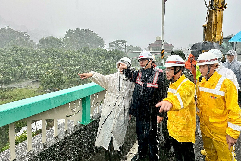 陳其邁(左二)心繫山區安危,變更既有行程前往六龜寶來監工站視察。 圖:高雄市政府/提供
